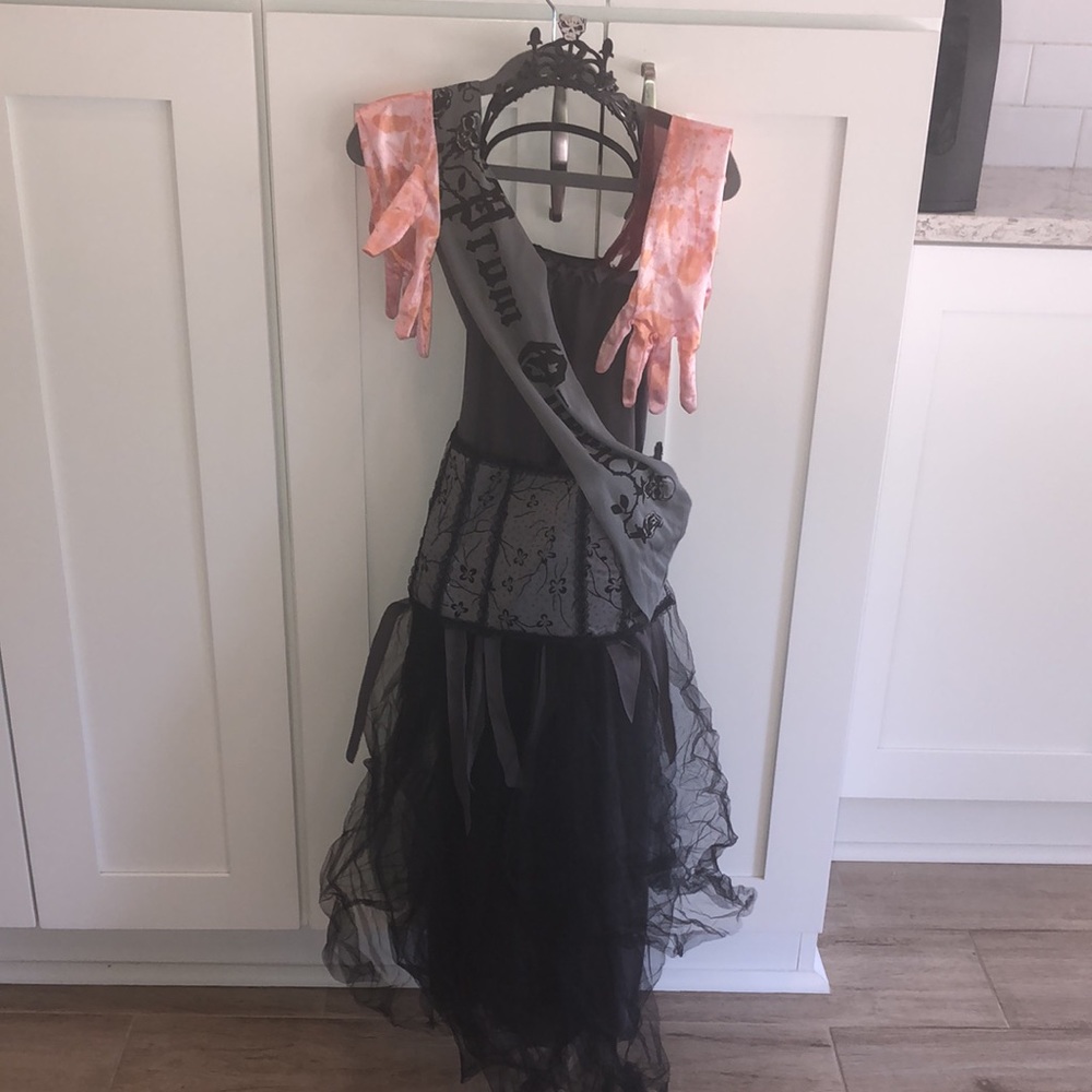 Zombie Prom Queen
